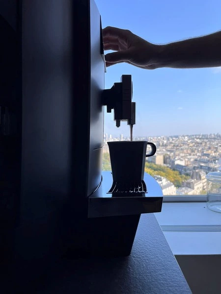 Un collaborateur choisit sa boisson à la machine à café de son entreprise
