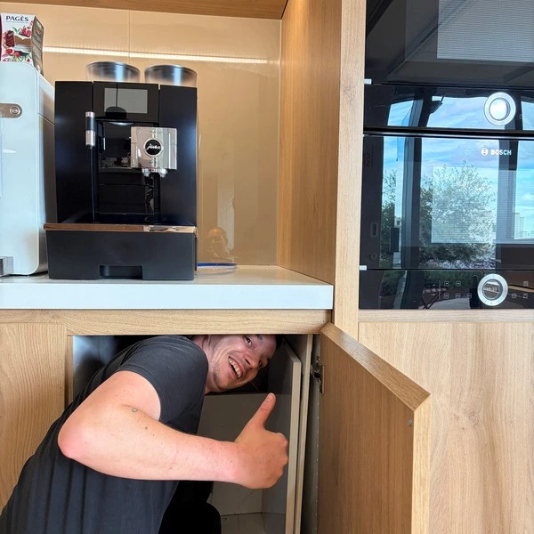 Un technicien MisterBean procède à l’entretien d’une machine à café multi boissons professionnelle d’un de nos clients