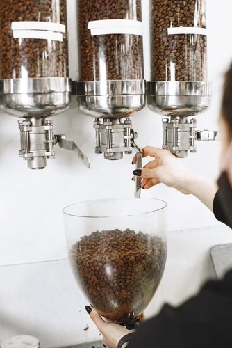Une vendeuse de la boutique MisterBean de Versailles sert du café grain en vrac