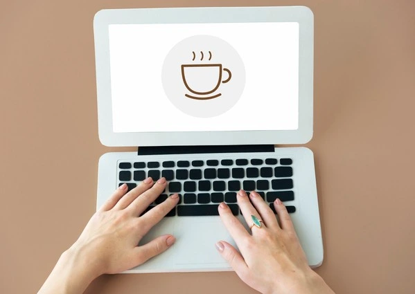 La Responsable RH d’une entreprise achète du café en grain sur une boutique en ligne pour la pause-café de ses collaborateurs