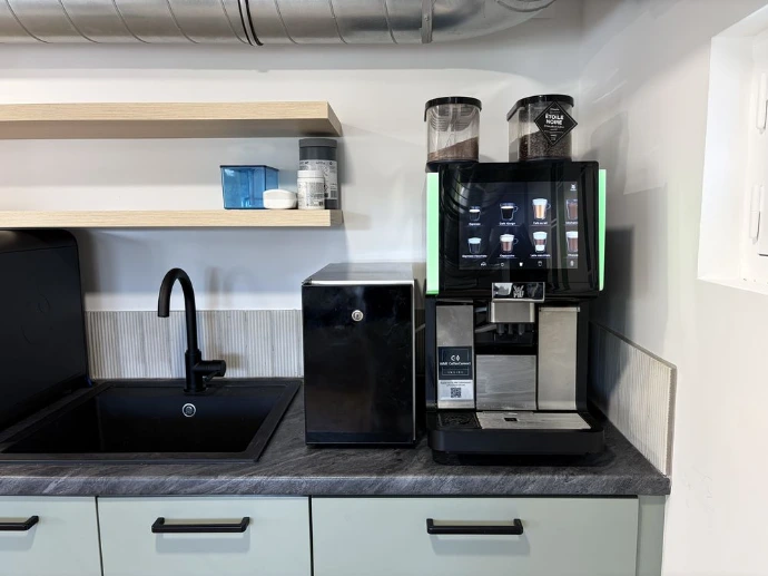 mise en situation dans un bureau d'une machine à café en grain professionnelle WMF 1500S+