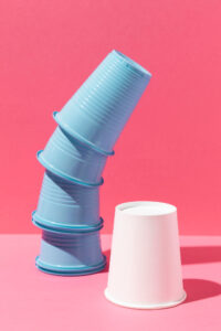 Image représentant le choix difficile entre gobelets en plastique ou gobelet en carton