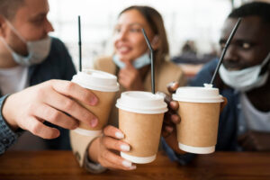 Le gobelet de café en carton, qui paraît plus vertueux que le gobelet plastique, génère en fait plus de CO2.