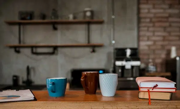 Un coffee corner aménagé dans les bureaux d'une entreprise.