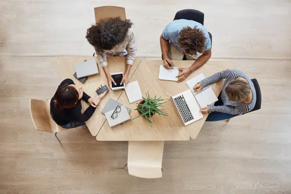 Les réunions, tout comme la pause-café, participent à la culture d'entreprise.