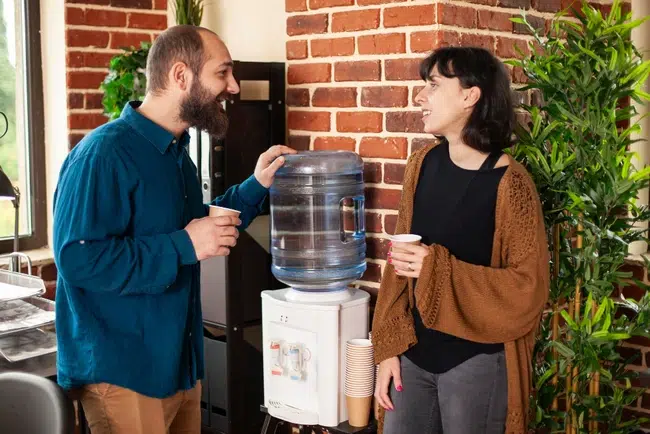 Vue d'une fontaine à eau en entreprise, obligation légale en France.