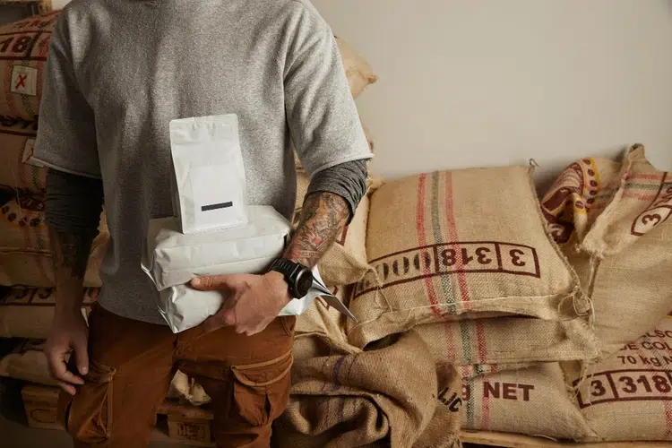 Un fournisseur de café professionnel s'apprête à livrer son client.