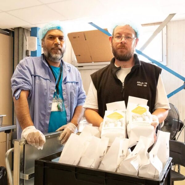 Personnes en situation de handicap tenant dans leur mains des paquets de café en grain MisterBean