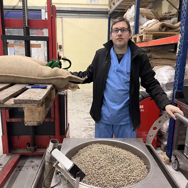 personne en situation de handicap versant du café en grain vert MisterBean