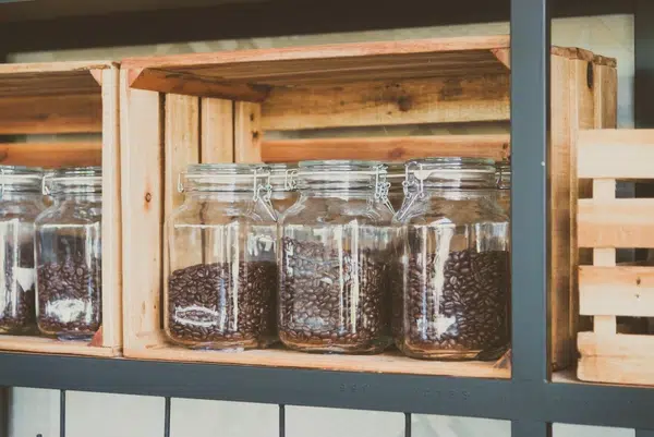 boucaux de conservation en verre avec du café en grain dedans