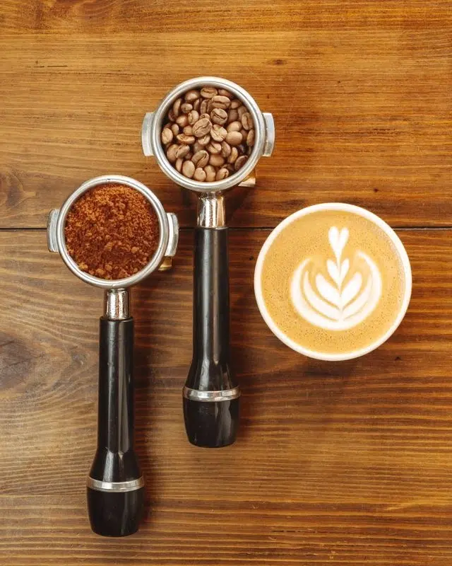 percolateur remplit de café en grain et un autre de moulu