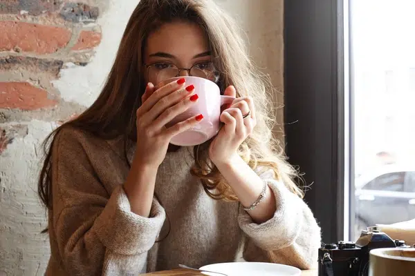 personne buvant un mug de café