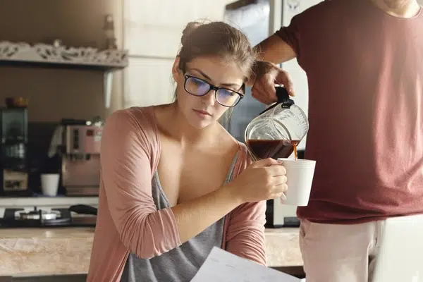 personne servant du café dans une tasse