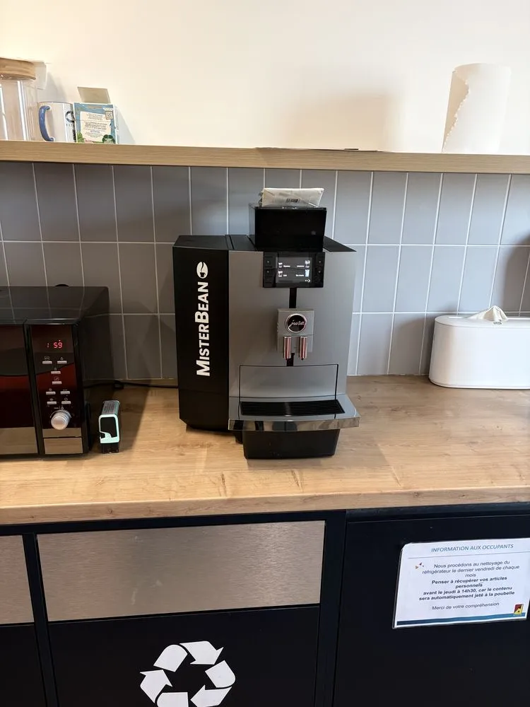 Photo-machine-a-cafe-en-situation jura X4-compress.webp