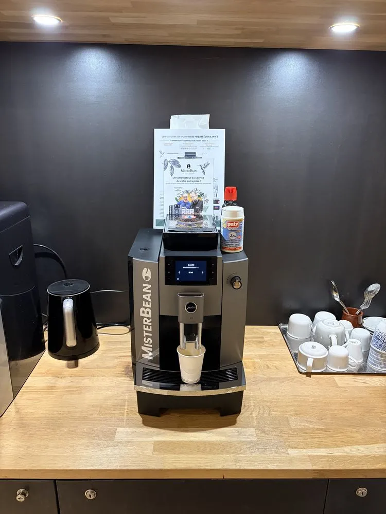 Photo-machine-a-cafe-en-situation jura w4-compress.webp